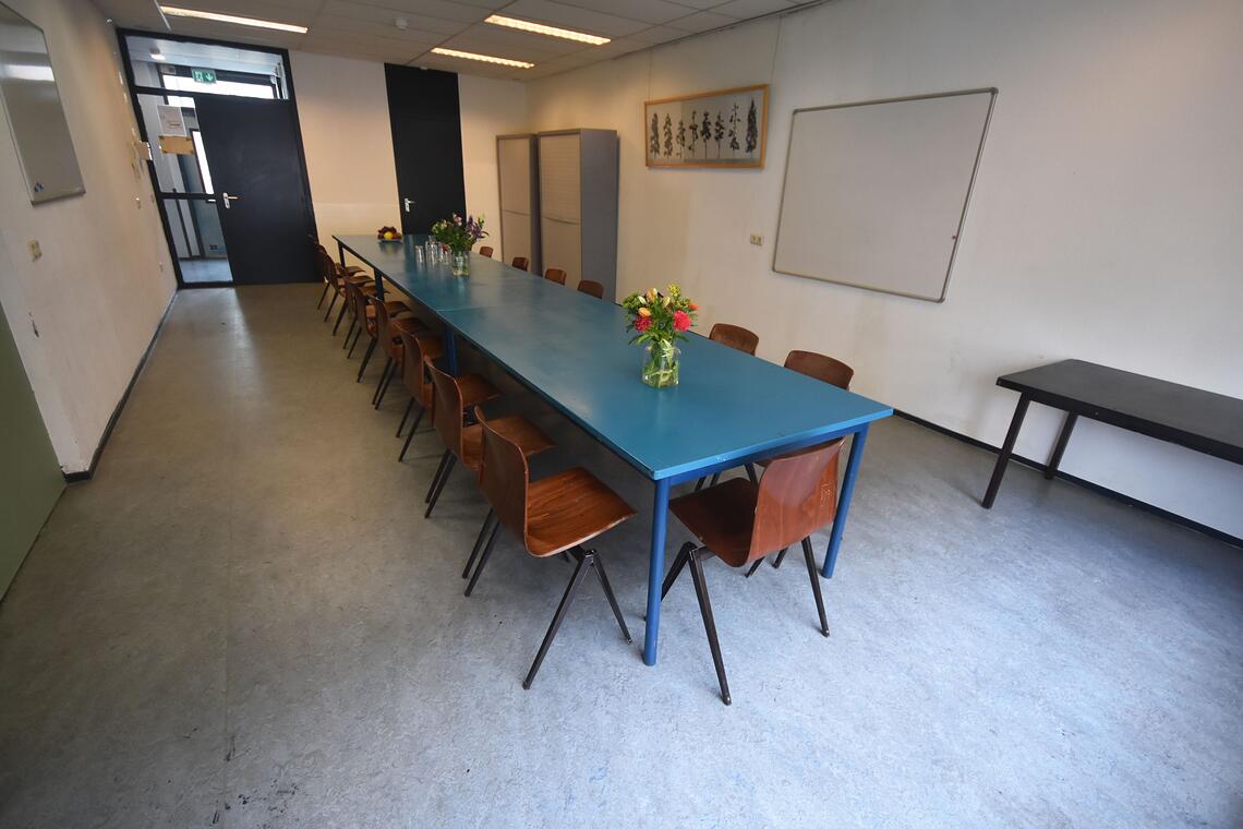 Een ruime vergaderzaal te huur, ook bruikbaar voor workshops en training.