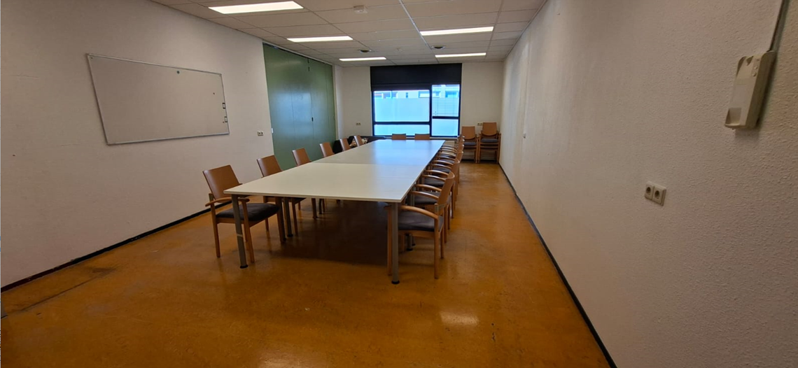 ruime zaal te huur voor sport, spel of vergadering