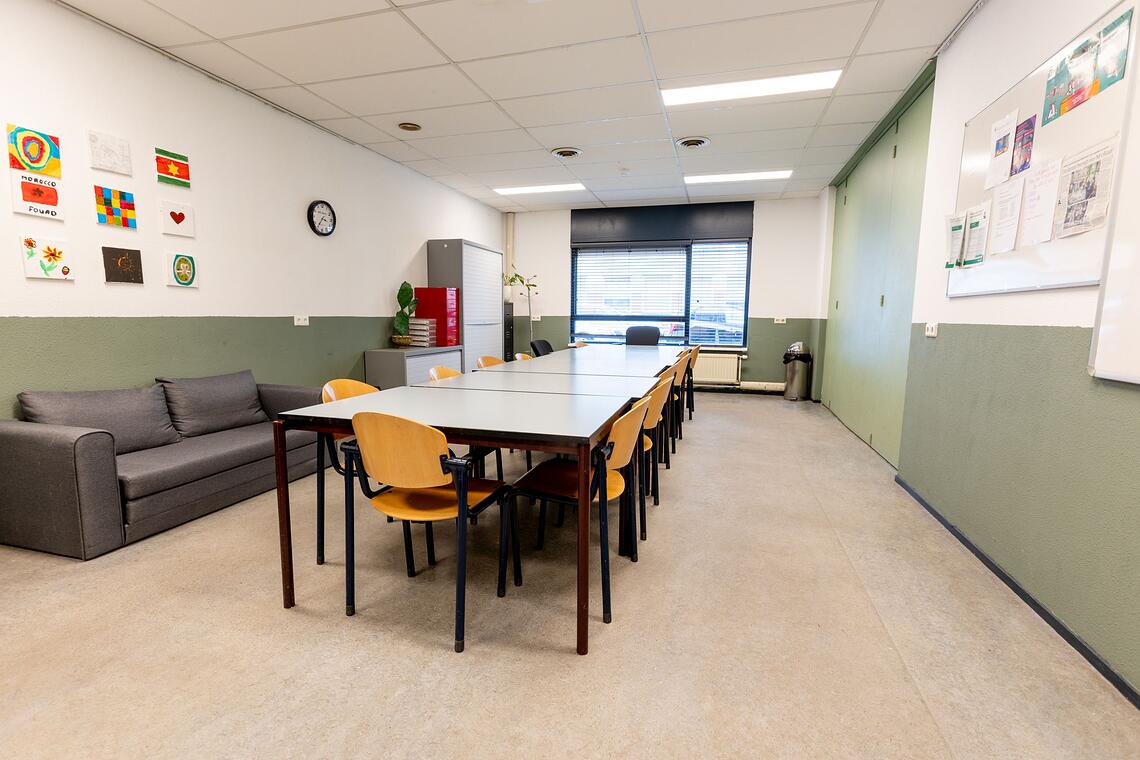 Een ruime vergaderzaal te huur, ook bruikbaar voor workshops en training.