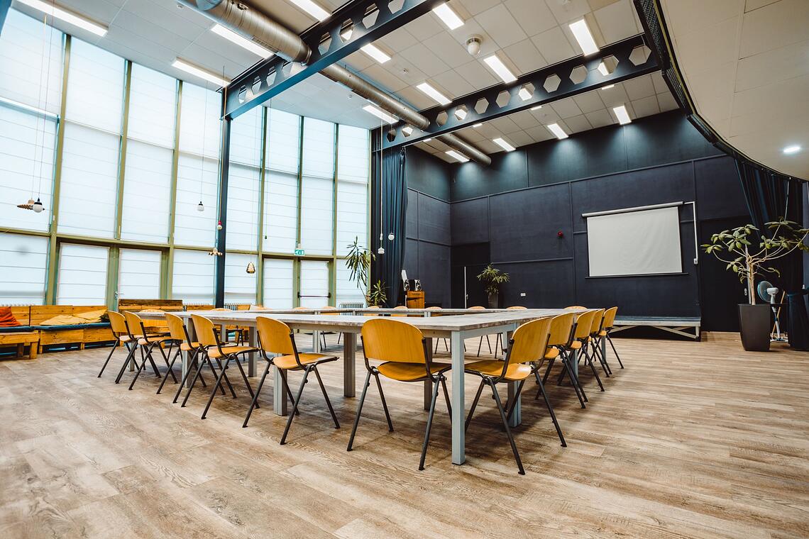 Een grote zaal met een podium huren. Zeer geschikt voor feesten en partijen