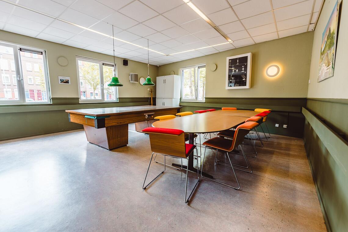 Ruimte met biljarttafel te huur in  Rotterdam