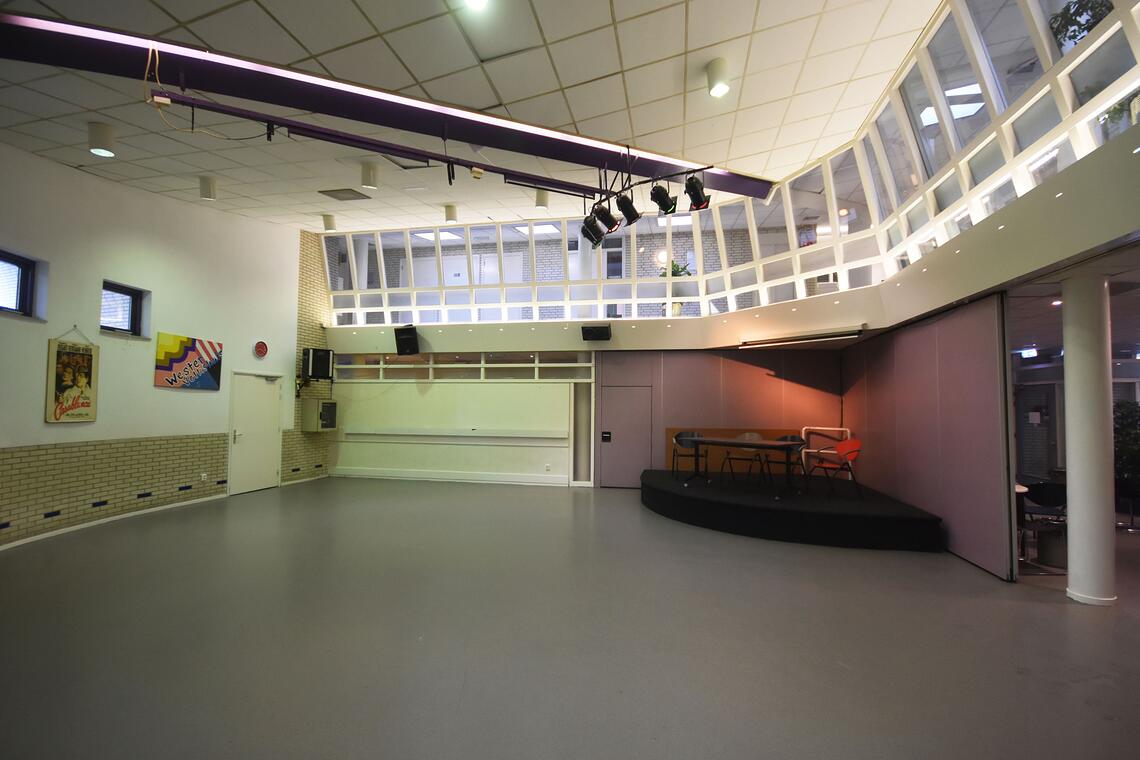 Grote zaal voor verschillende activiteiten te huren.